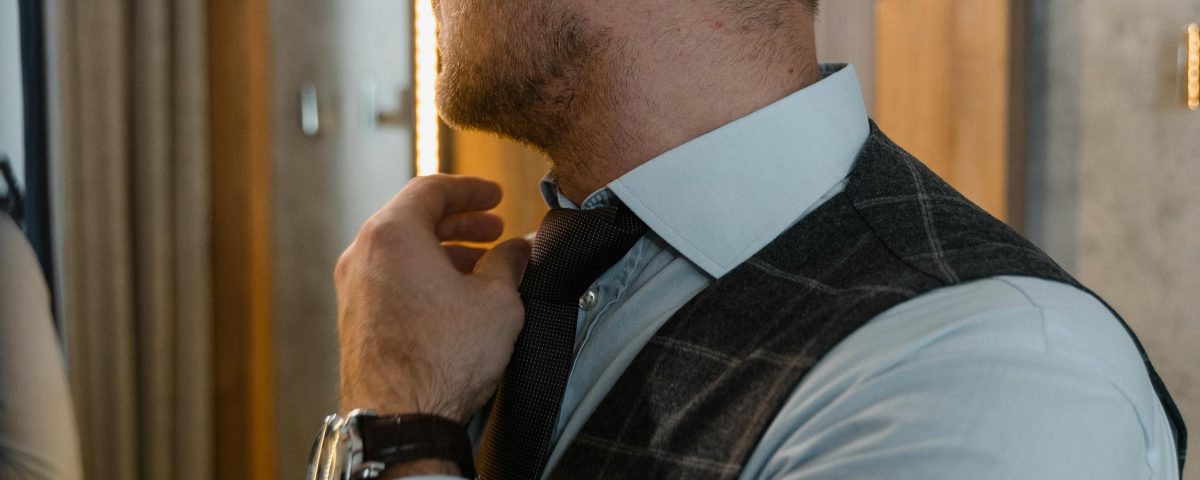Comment porter le gilet de costume? - image pexels-tima-miroshnichenko-6765520-1200x480 on https://gianniferrucci-tlse.fr