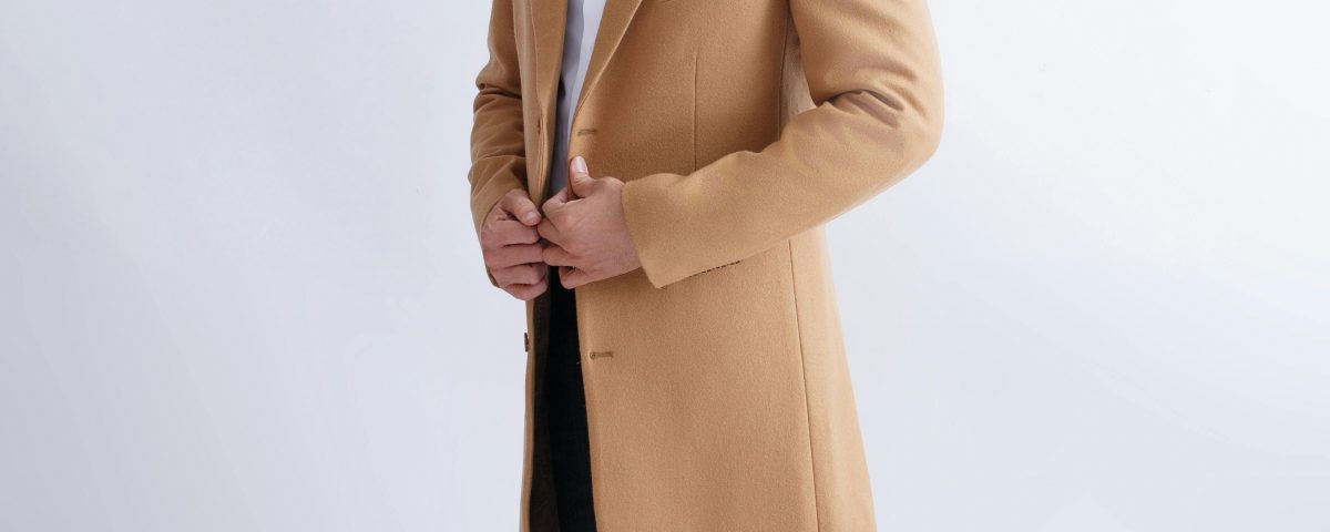 Comment choisir et porter un manteau long? - image pexels-kooldark-17050928-1200x480 on https://gianniferrucci-tlse.fr