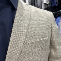 Costume gris carreaux fenêtre - image  on https://gianniferrucci-tlse.fr