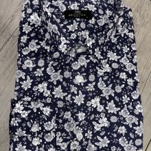 chemise bleu avec des fleurs blanches - image  on https://gianniferrucci-tlse.fr