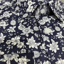 chemise bleu avec des fleurs blanches - image  on https://gianniferrucci-tlse.fr