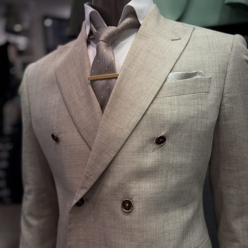 Costume croisé rayé - image  on https://gianniferrucci-tlse.fr